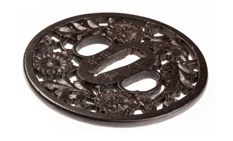 Detalle de Tsuba · Haruta Hirotsugu