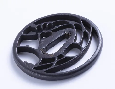 Detalle de Tsuba · Akasaka Tadamasa (2.ª generación)