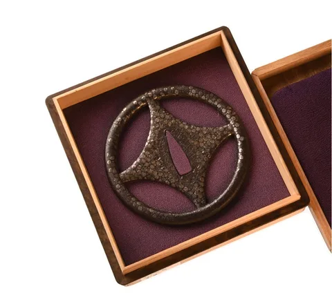 Detalle de Tsuba · Ishiyama Tomofusa