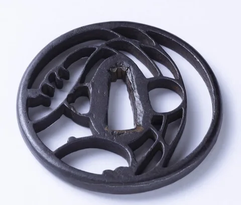 Detalle de Tsuba · Akasaka Tadamasa (2.ª generación)