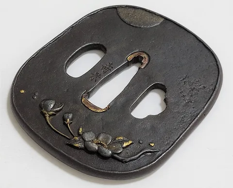 Detalle de Tsuba · Toshikage (escuela Tōryūsai)