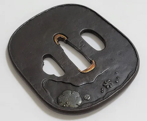 Detalle de Tsuba · Toshikage (escuela Tōryūsai)