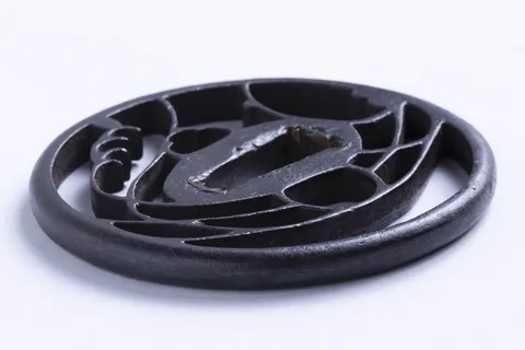 Detalle de Tsuba · Akasaka Tadamasa (2.ª generación)
