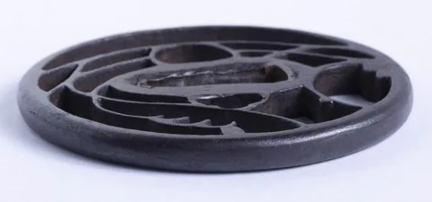 Detalle de Tsuba · Akasaka Tadamasa (2.ª generación)