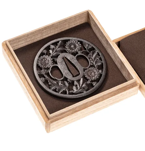 Detalle de Tsuba · Haruta Hirotsugu