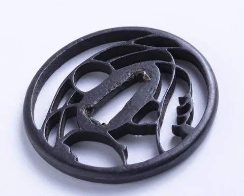 Detalle de Tsuba · Akasaka Tadamasa (2.ª generación)