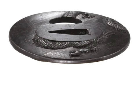 Detalle de Tsuba · Oka Tomokata (Chōshū)