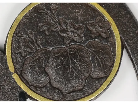 Detalle de Tsuba · Umetada Shigeyoshi