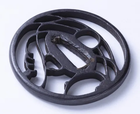 Detalle de Tsuba · Akasaka Tadamasa (2.ª generación)