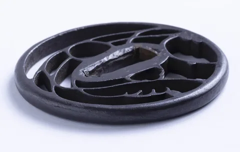 Detalle de Tsuba · Akasaka Tadamasa (2.ª generación)