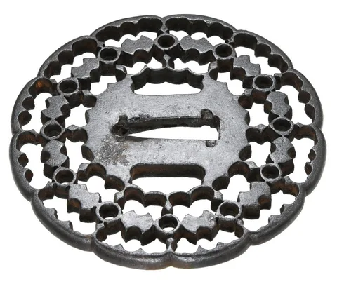 Detalle de Tsuba · Kyō-sukashi