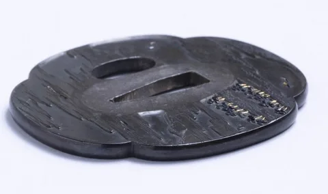 Detalle de Tsuba · Yasunori