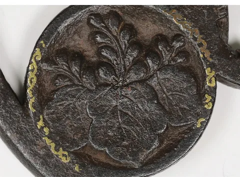 Detalle de Tsuba · Umetada Shigeyoshi