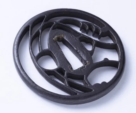 Detalle de Tsuba · Akasaka Tadamasa (2.ª generación)