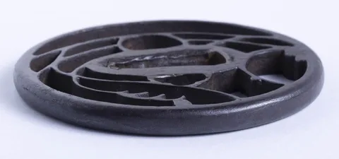 Detalle de Tsuba · Akasaka Tadamasa (2.ª generación)