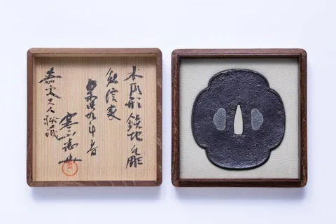 Detalle de Tsuba · Nobuie