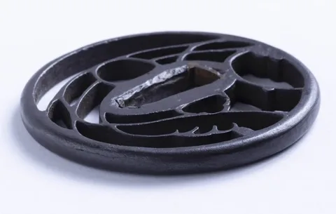 Detalle de Tsuba · Akasaka Tadamasa (2.ª generación)