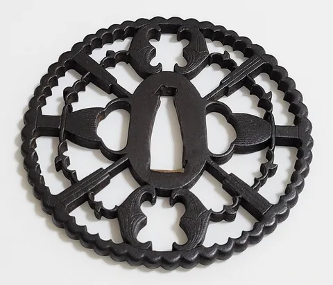 Detalle de Tsuba · Kyō-sukashi
