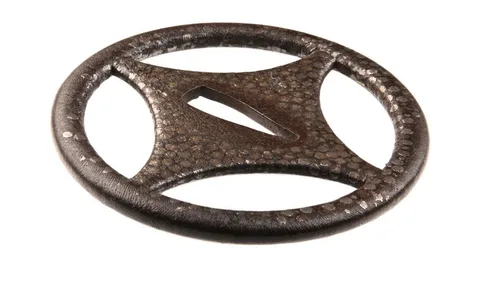 Detalle de Tsuba · Ishiyama Tomofusa