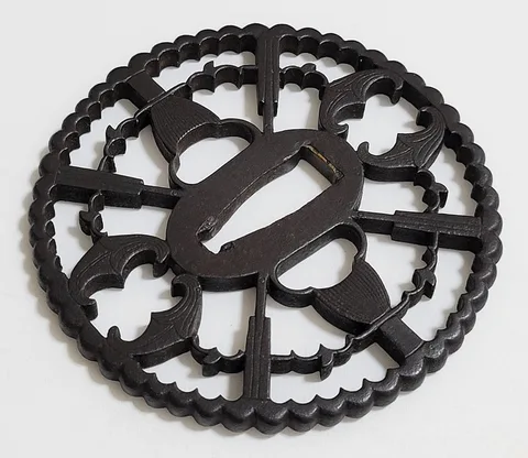 Detalle de Tsuba · Kyō-sukashi