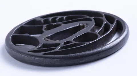 Detalle de Tsuba · Akasaka Tadamasa (2.ª generación)