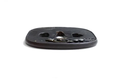 Detalle de Tsuba · Toshikage (escuela Tōryūsai)