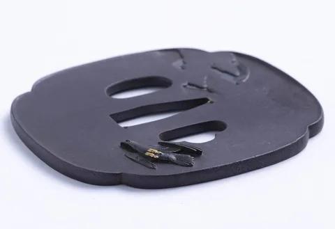 Detalle de Tsuba · Tokuoki
