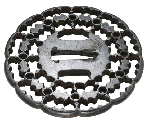 Detalle de Tsuba · Kyō-sukashi