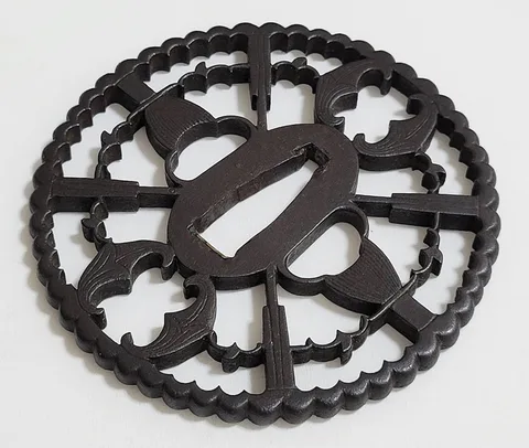 Detalle de Tsuba · Kyō-sukashi