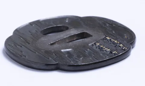 Detalle de Tsuba · Yasunori