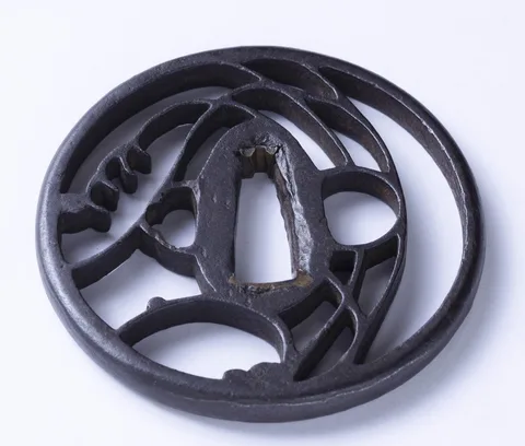 Detalle de Tsuba · Akasaka Tadamasa (2.ª generación)