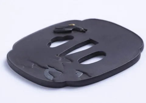 Detalle de Tsuba · Tokuoki