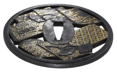 Detalle de Tsuba · Umetada Munetake