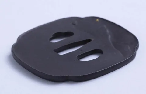 Detalle de Tsuba · Tokuoki