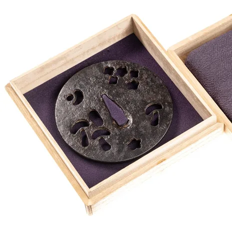 Detalle de Tsuba · Ko-Kacchūshi