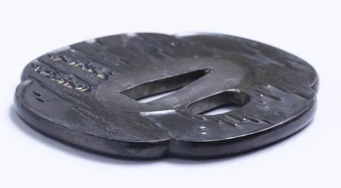 Detalle de Tsuba · Yasunori
