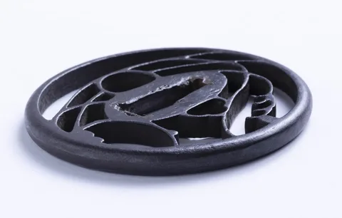 Detalle de Tsuba · Akasaka Tadamasa (2.ª generación)