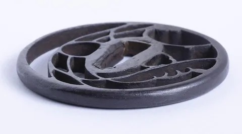 Detalle de Tsuba · Akasaka Tadamasa (2.ª generación)