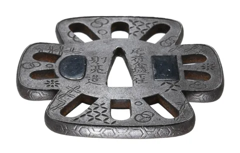 Detalle de Tsuba daishō · Norisuke