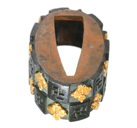 Detalle de Tsuba y fuchi-kashira · Nomura