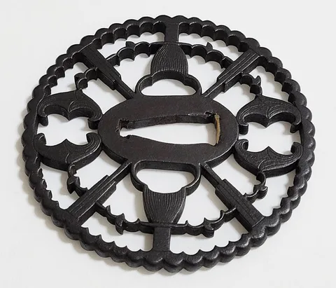 Detalle de Tsuba · Kyō-sukashi