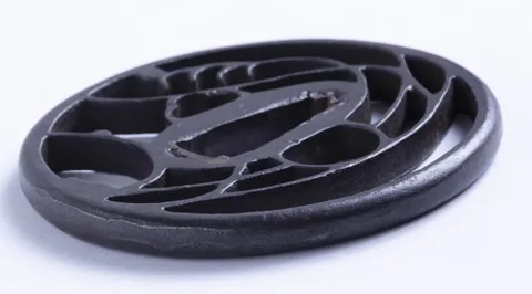 Detalle de Tsuba · Akasaka Tadamasa (2.ª generación)
