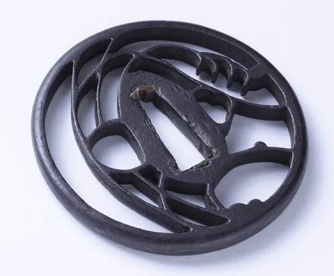 Detalle de Tsuba · Akasaka Tadamasa (2.ª generación)