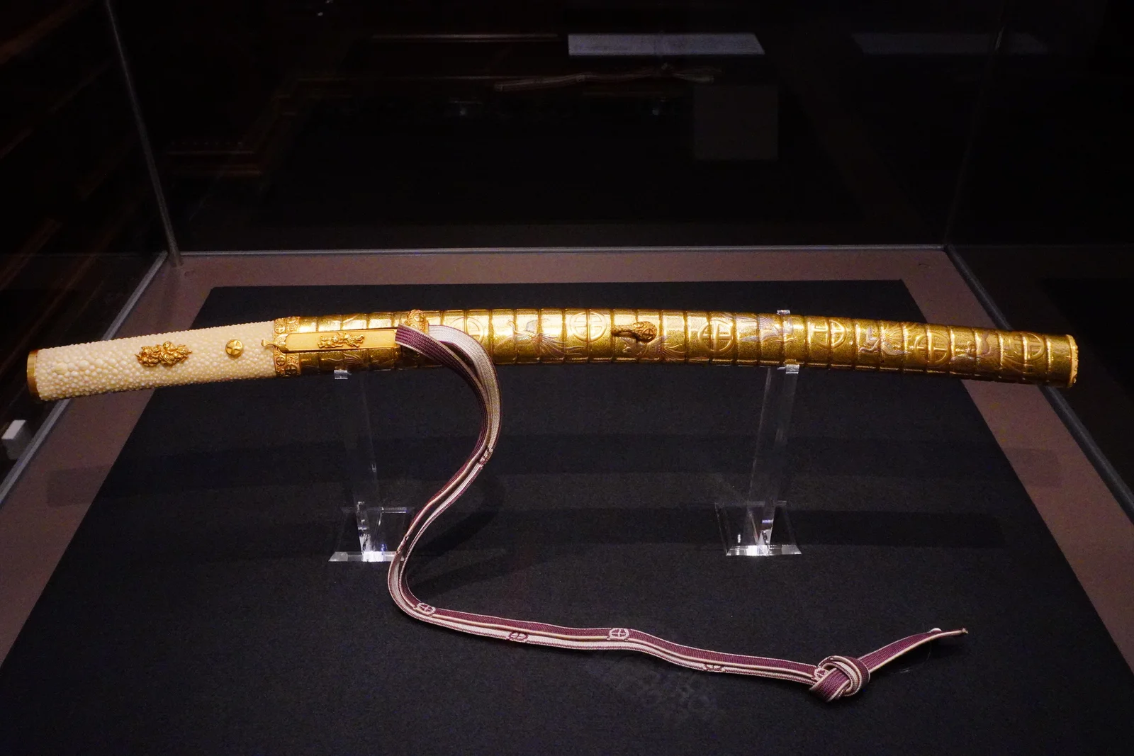 Wakizashi montado en su koshirae completa, con la vaina lacada, la empuñadura y el cordón sageo.