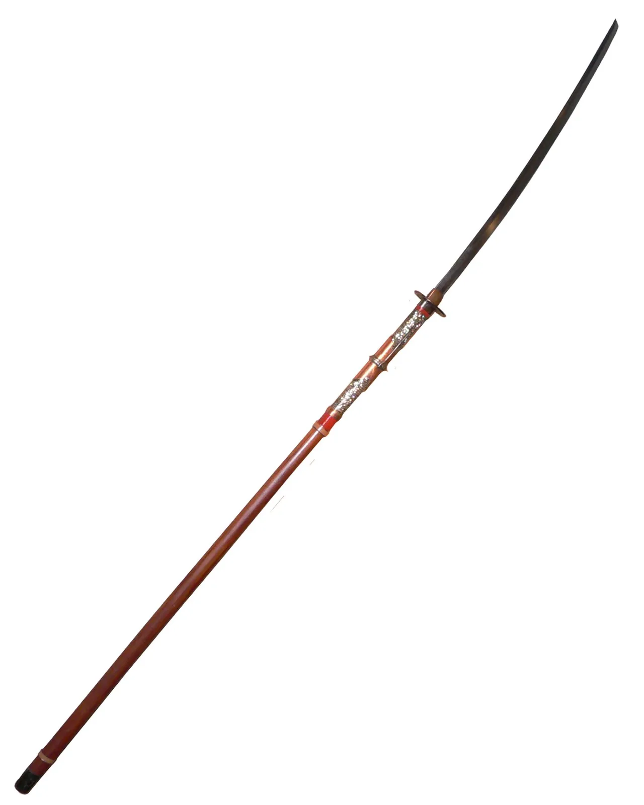 Naginata completa, con su asta larga, el casquillo metálico que protege la unión y la hoja curva.