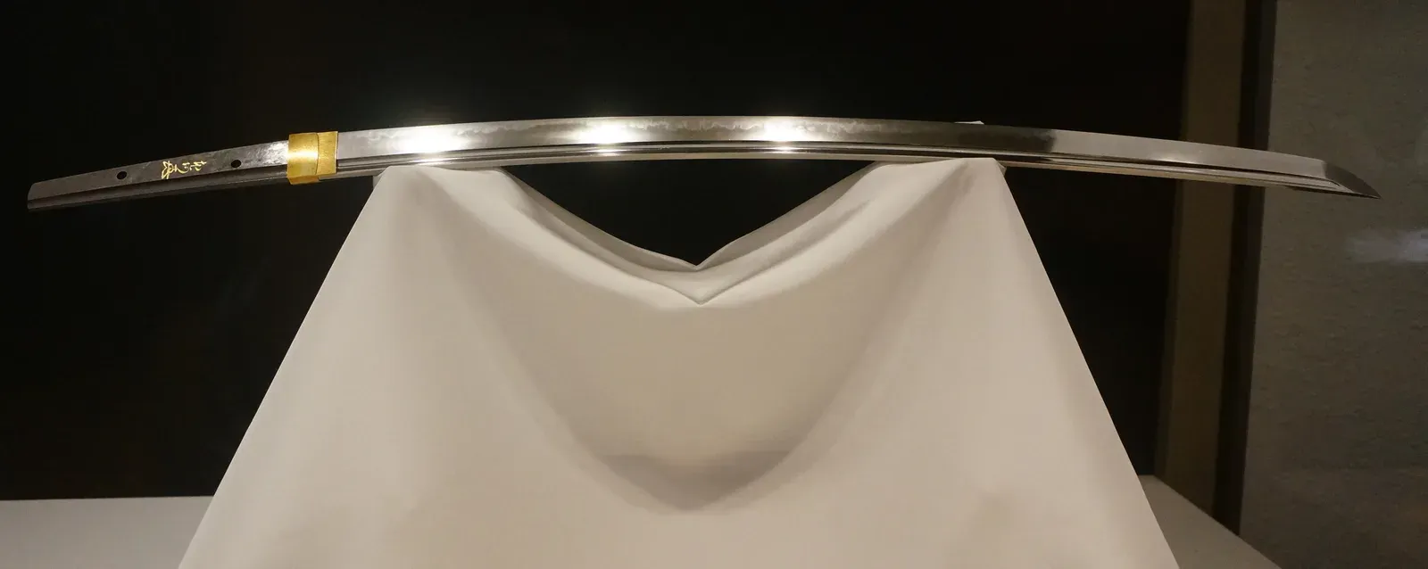 Katana adaptada de una tachi forjada por Osafune Mitsutada, con firma de oro incrustado atribuida por los peritos Hon’ami; Kamakura, siglo XIII, Bien Cultural Importante.