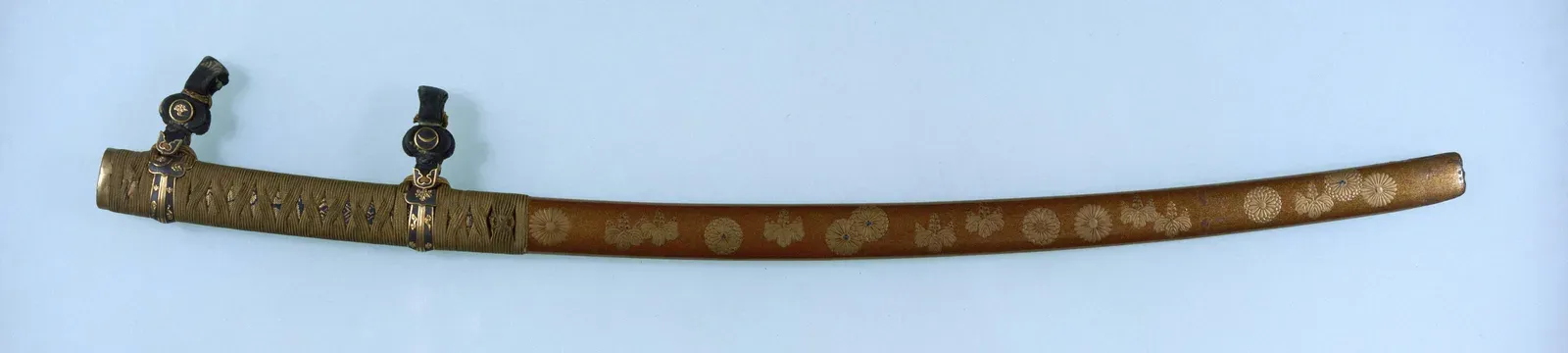 Tachi firmada «Sanjō», conocida como Mikazuki Munechika, en su montura (koshirae) lacada con motivos de crisantemo; Tesoro Nacional, Museo Nacional de Tokio.