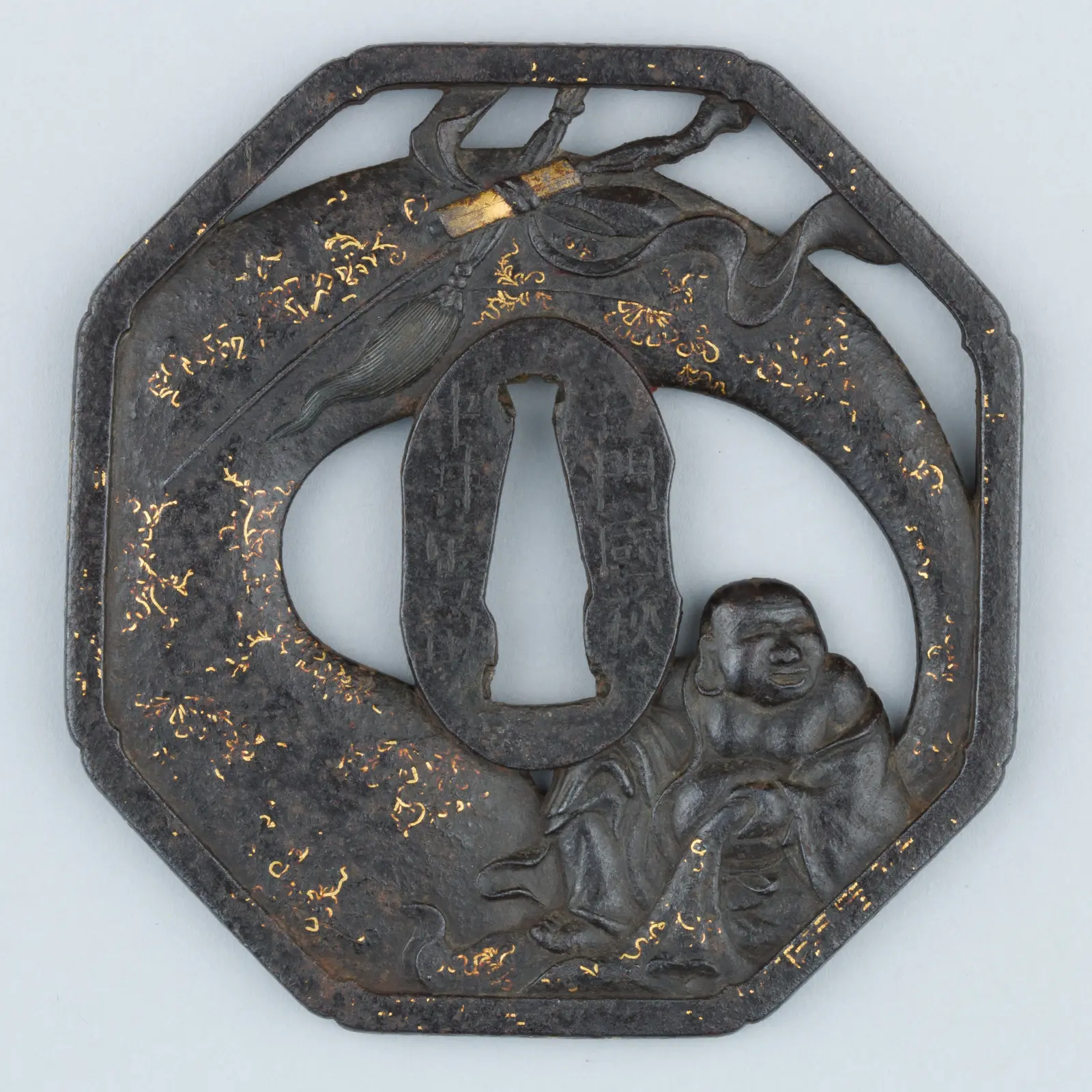 Guarda tsuba de hierro calado atribuida a la escuela de Higo, con decoración recortada.