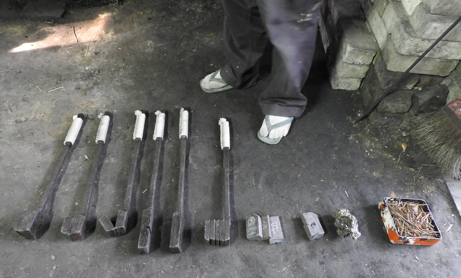 El herrero Tsuneharu Matsuda presenta ladrillos de acero plegado en su taller de Tsubata, Ishikawa, en 2016.