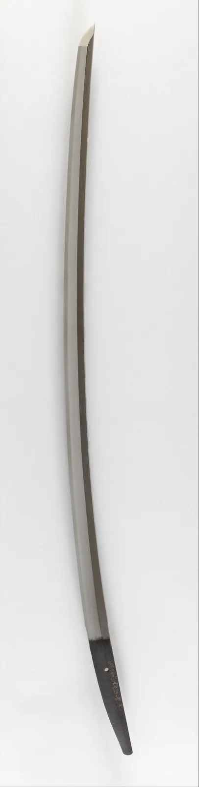 Hoja de katana firmada y fechada, de perfil estrecho y curvatura moderada, fotografiada de arriba abajo sobre fondo neutro.